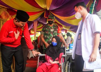 Plt Bupati Muba, Beni Hernedi mengajak peserta vaksinasi massal di Sekolah Luar Biasa (SLB) Negeri Sekayu, Kamis (16/12/2021). (fornews.co/humas pemkab muba)