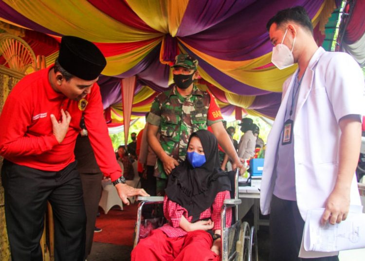 Plt Bupati Muba, Beni Hernedi mengajak peserta vaksinasi massal di Sekolah Luar Biasa (SLB) Negeri Sekayu, Kamis (16/12/2021). (fornews.co/humas pemkab muba)