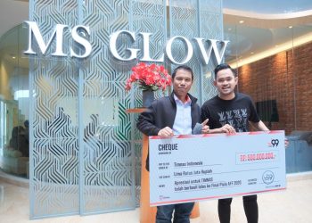 Sekjen PSSI, Yunus Nusi saat menerima secara simbolis cek sebesar Rp500 juta dari Owner J99 Corp, Gilang Widya Pramana, untuk bonus Timnas Indonesia. (fornews.co/ist)