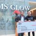 Sekjen PSSI, Yunus Nusi saat menerima secara simbolis cek sebesar Rp500 juta dari Owner J99 Corp, Gilang Widya Pramana, untuk bonus Timnas Indonesia. (fornews.co/ist)