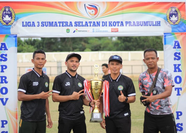 Tim Pelatih PS Palembang, Mahyadi Panggabean, Jarot dan Septarianto, saat menggangkat Piala Liga 3 Indonesia Zona Sumsel, usai mengalahkan Persimuba di Stadion Talang Jimar, Prabumulih, Minggu (21/12/2021). (fornews.co/ist)