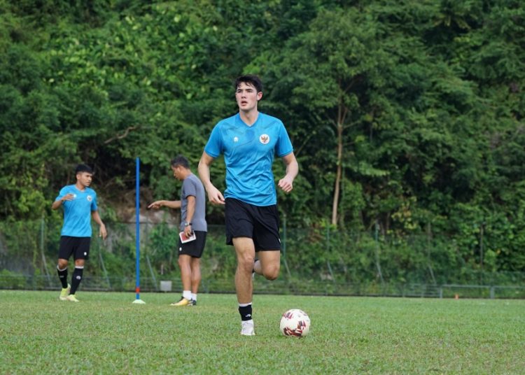 Elkan baggott saat kembali latihan bersama Timnas Indonesia di Stadion Bukit Gombak, Singapura, Sabtu (18/12/2021). (fornews.co/pssi.org)

 
