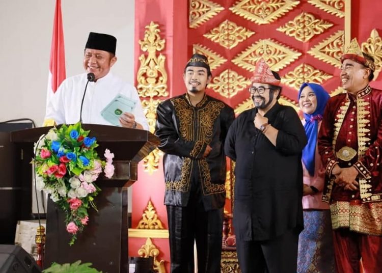 Gubernur Sumsel, Herman Deru, saat berbicara, sebelum Pentas Dulmuluk yang digagas Hiski, di Ballroom Hotel Swarna Dwipa Palembang, Sabtu, (18/12/2021), dimulai. (fornews.co/humas pemprov sumsel)