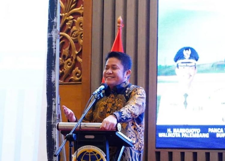 Gubernur Sumsel, Herman Deru saat berbicara pada penyerahan 15.373 sertipikat program PTSL secara simbolis kepada penerima sertipikat di Ballroom Hotel Aryaduta, Selasa (14/12/2021). (fornews.co/humas pemprov sumsel)