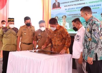 Gubernur Sumsel Herman Deru saat menandatanganan prasasti pembangunan rumah bersubsidi di kawasan Jalan KH M Said Kelurahan Karya Jaya, Kertapati, Senin (20/12/2021). (fornews.co/humas pemprov sumsel)