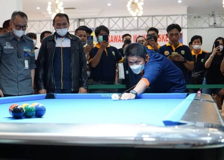 Gubernur Sumsel Herman Deru saat menjajal nine ball usai membuka Turnamen Nine Ball Gubernur Sumsel Cup I 2021 di Hotel Swarna Dwipa Palembang, Rabu (8/12/2021). (fornews.co/humas pemprov sumsel)