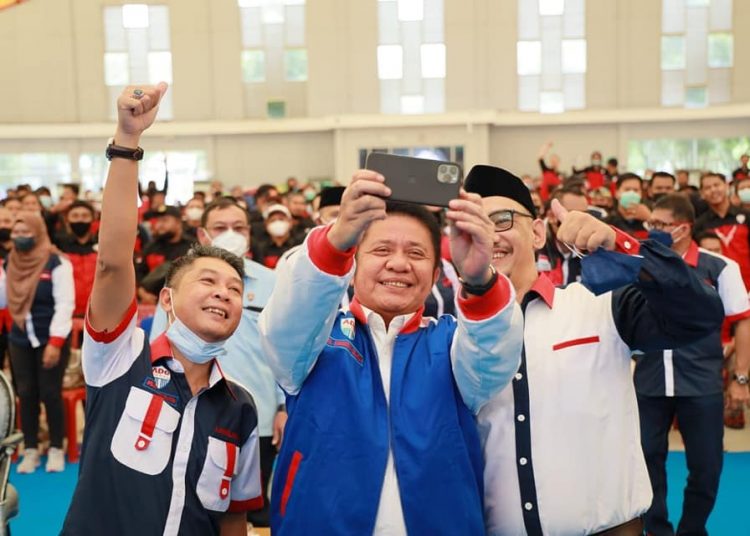 Gubernur Sumsel Herman Deru melakukan swafoto bersama saat menghadiri pelantikan kepengurusan DPD dan DPC ADO Sumsel 2021-2026, di Dinning Hall JSC, Sabtu (11/12/2021). (fornews.co/humas pemprov sumsel)