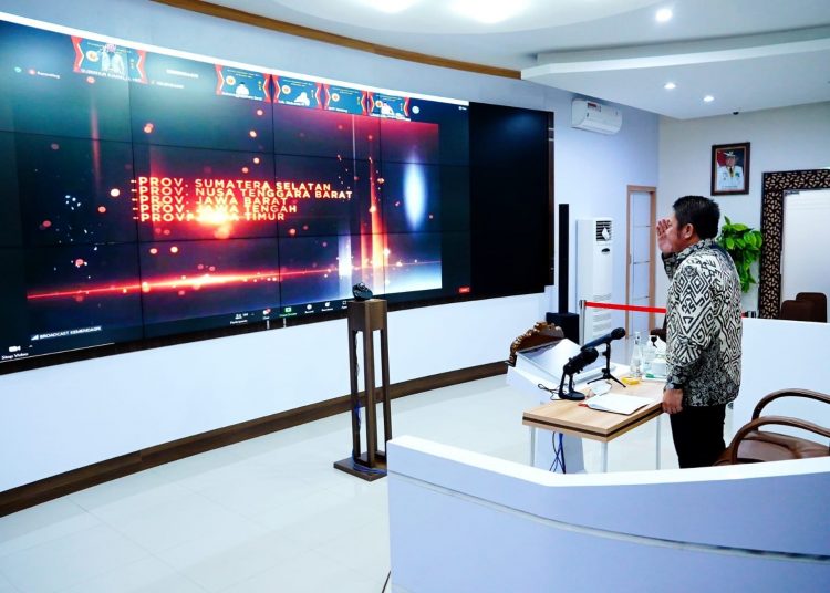 Gubernur Sumsel, Herman Deru, berdiri dari kursinya usai pengumuman Provinsi Sumsel meraih Provinsi Terinovatif di Indonesia IGA Tahun 2021, secara virtual dari Command Centre Pemprov Sumsel, Rabu (29/12/2021). (fornews.co/humas pemprov sumsel)
