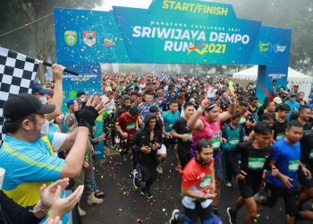 Gubernur Sumsel, Herman Deru, saat melepas peserta Sriwijaya Dempo Run 2021, di Halaman Kantor Walikota Pagar Alam, Minggu (26/12/2021) pagi. (fornews.co/humas pemprov sumsel)