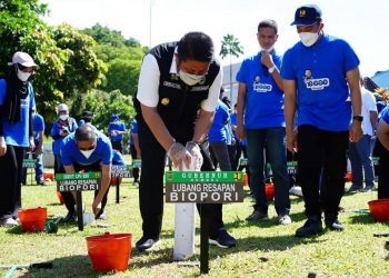 Gubernur Sumsel, Herman Deru, saat meluncurkan Gerakan 10.000 Biopori di halaman kantor Radio Republik Indonesia (RRI) Palembang, Rabu (1/12/2021). (fornews.co/humas pemprov sumsel)

 