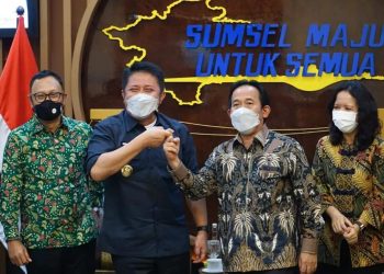 Gubernur Sumsel Herman Deru, saat bersama Direktur Utama PT Bukit Asam Arsal Ismail, di Ruang Tamu Gubernur Kamis (30/12/2021). (fornews.co/humas pemprov sumsel)