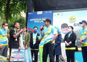 Gubernur Sumsel, Herman Deru, saat berbincang dengan juara pertama Sriwijaya Dempo Run 2021 Pagaralam, kategori 10 KM Putra asal Sumbar, Minggu (26/12/2021) pagi. (fornews.co/humas pemprov sumsel)