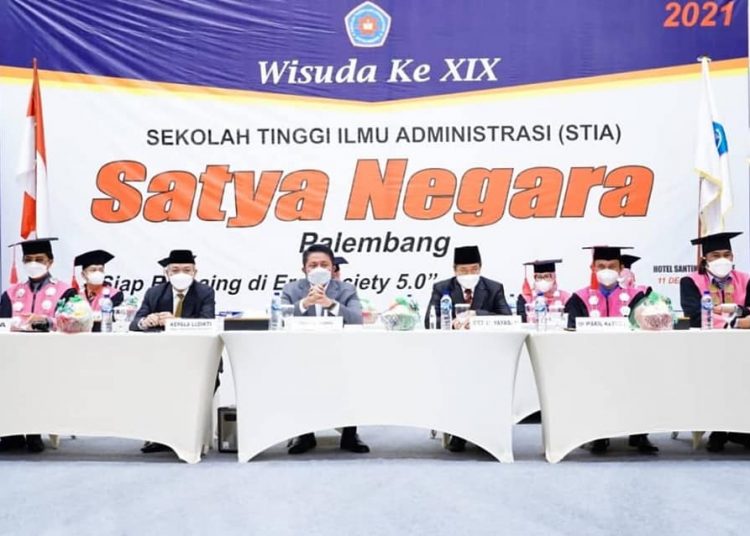 Gubernur Sumsel Herman Deru, saat menghadiri wisuda sarjana STIA Satya Negara di Hotel Santika Bandara Premiere, Sabtu (11/12/2021). (fornews.co/humas pemprov sumsel)