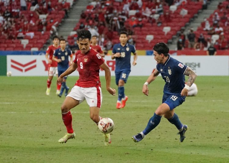 Pemain Indonesia, Witan Sulaeman saat berhadapan dengan gelandang Thailand, Tristan Do, pada final leg pertama AFF Suzuki Cup 2022 di National Stadium, Rabu (29/12/2021) malam. (fornews.co/pssi.org)