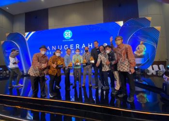 Anggota AMSI dari kompas.id, kabarmedan.com dan kabarmakassar.com sesuai menerima penghargaan dari Anugerah Dewan Pers 2021, Kamis (9/12/2021) malam.(fornews.co/ist)

 