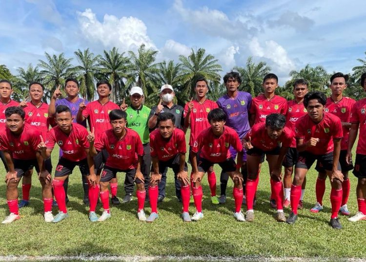 Tim Persimuba sesaat pertandingan lawan Persimura di Lapangan Ria Jaya, Komplek Pertamina Prabumulih Selasa (14/12/2021).(fornews.co/ist)