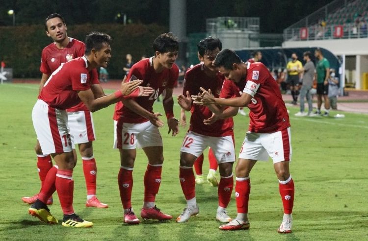 Kapten Timnas Indonesia, Evan Dimas bersama rekan-rekannya melakukan selebrasi usai mencetak gol ke gawang Kamboja, pada penyisihan Grup B Piala AFF Suzuki 2020, di Stadion Bishan Singapura, Kamis (9/12/2021) malam. (fornews.co/pssi)