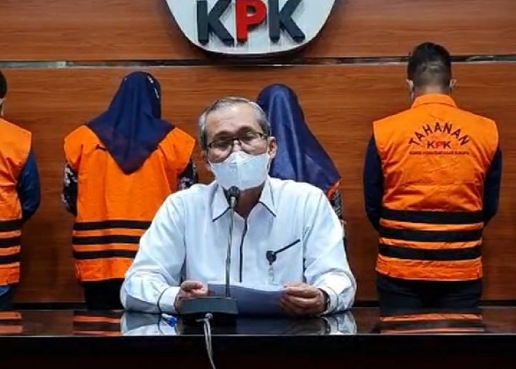 Wakil Ketua KPK, Alexander Marwata saat memberikan keterangan pers terkait penetapan tersangka 15 Anggota DPRD Muara Enim, Senin (13/12/2021). (fornews.co/ist)