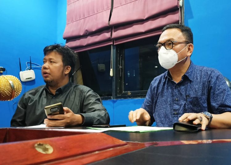 Ketua Umum KAHMI Sumsel, Joncik Muhammad (kanan) bersama, Direktur LKBH KAHMI Sumsel, Joe Martin, Senin (13/12//2021). (fornews.co/sidratul muntaha)