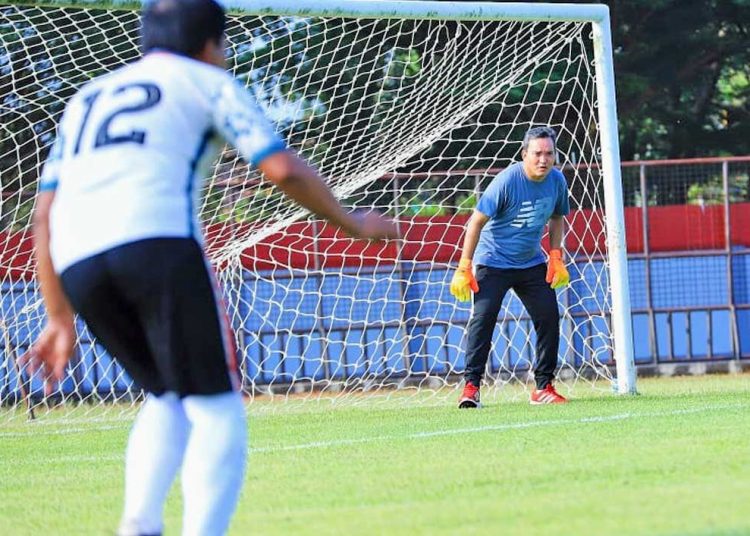 PLT Bupati Muba, Beni Hernedi SIP, saat menjaga gawang dari serangan Tim Polres Muba. Pertandingan sepak bola kedua tim berakhir draw dengan skor 4:4. (foto fornews.co/humas muba)