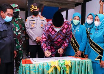 Plt Bupati Muba, Beni Hernedi saat meresmikan Gedung Taman Baca Bunga Tanjung Pertiwi, ditandai dengan penandatanganan prasasti gedung di Desa Tanjung Raya Kecamatan Sanga Desa, Kamis (27/1/2022). (fornews.co/humas pemkab muba)