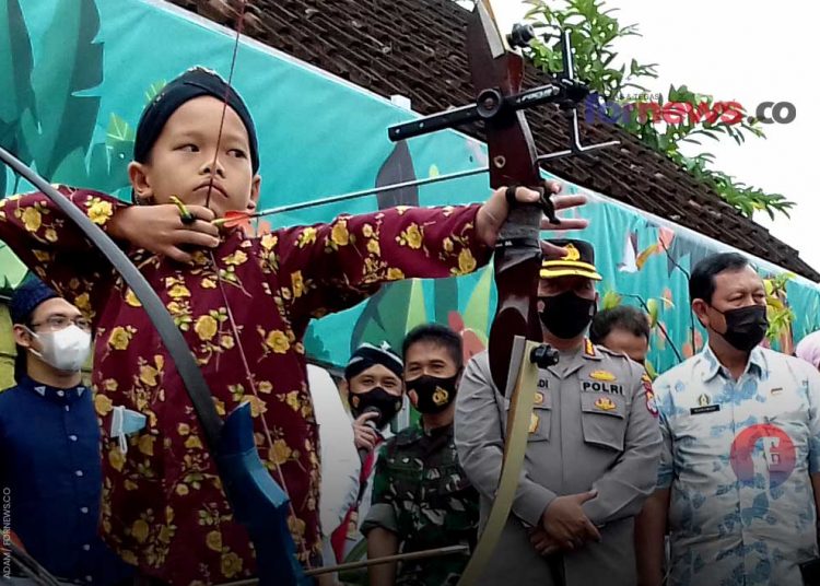 JEMPARINGAN siswa SMP di Kotagede, Kota Yogyakarta, saat membidik sasaran di halaman Polsek Kotagede saat peresmian Polsek Ramah Anak. (foto fornews.co/adam)