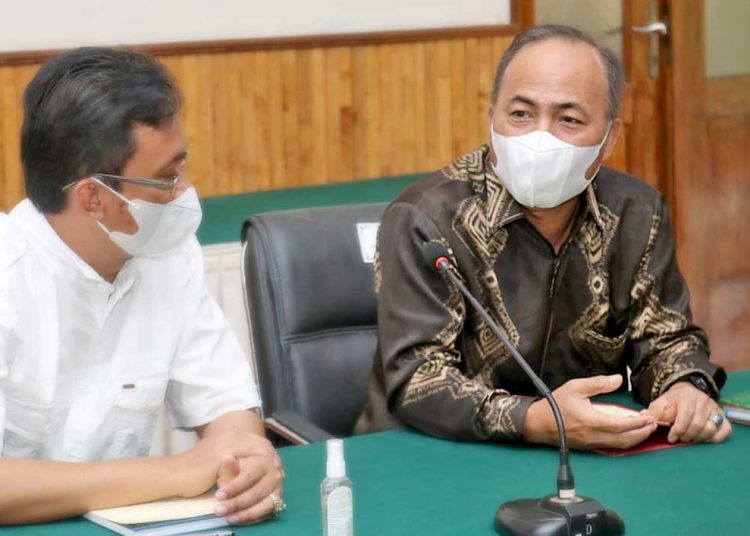 SEKDA Muba, Drs Apriyadi MSi, saat berdiskusi di Kantor Pusat Penelitian Karet di Bogor, Jawa Barat, Jum'at (28/1/2022) menyepakati kerja sama pengolahan aspal karet di Musi Banyuasin. (foto fornews.co/humas pemkab muba)