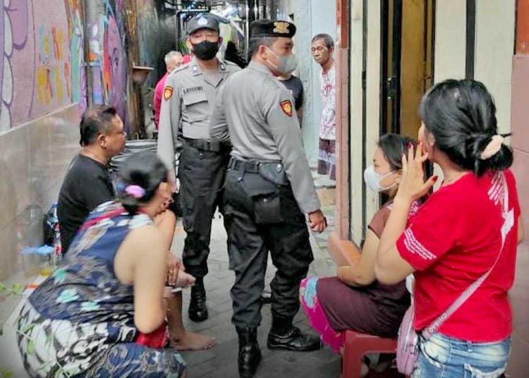 POLISI Sektor Gedong Tengen di lokalisasi Sarkem TKP tewasnya pria keturunan Jepang yang berdomisili di Yogya. (foto fornews.co)