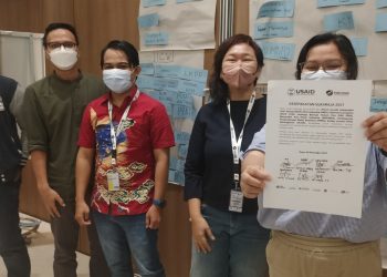Caption foto: Amrie Hakim, Pengurus AMSI Bidang Kemitraan dan Hubungan Internasional, wakil AMSI dalam penandatanganan kesepakatan sinergi dengan AJI, LBH Pers, ICW, MAFINDO, Perhimpunan Pengembangan Media Nusantara (PPMN), dan Serikat Jurnalis Untuk Keberagaman (SEJUK) beberapa waktu lalu. (fornews.co/ist)