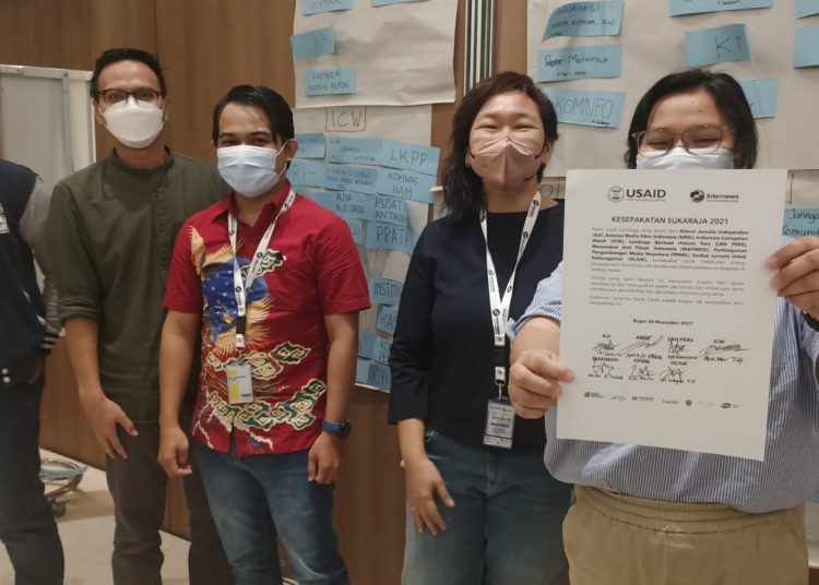 Caption foto: Amrie Hakim, Pengurus AMSI Bidang Kemitraan dan Hubungan Internasional, wakil AMSI dalam penandatanganan kesepakatan sinergi dengan AJI, LBH Pers, ICW, MAFINDO, Perhimpunan Pengembangan Media Nusantara (PPMN), dan Serikat Jurnalis Untuk Keberagaman (SEJUK) beberapa waktu lalu. (fornews.co/ist)