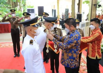 Gubernur Sumsel, Herman Deru saat mengalungkan karangan bunga kepada praja Perguruan Tinggi Kepamongprajaan asal Sumsel, Selasa (4/1/2022). (fornews.co/humas pemprov sumsel)