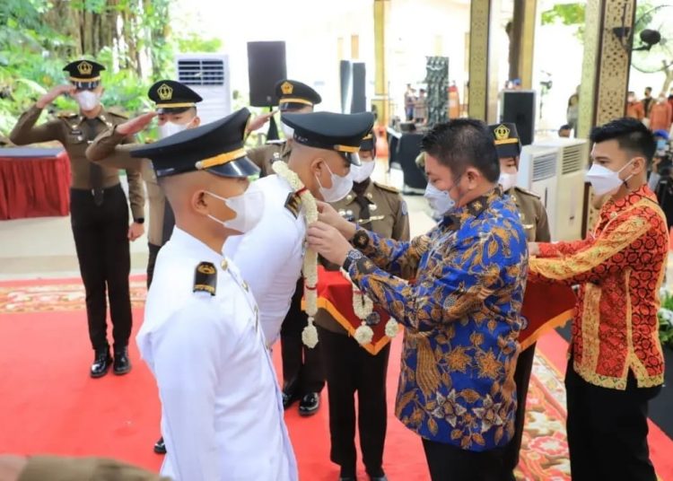 Gubernur Sumsel, Herman Deru saat mengalungkan karangan bunga kepada praja Perguruan Tinggi Kepamongprajaan asal Sumsel, Selasa (4/1/2022). (fornews.co/humas pemprov sumsel)