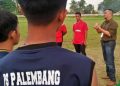 Manajer Tim Soeratin U-17 PS Palembang, Jimmy Alamsyah Putra saat memberikan pengarahan pada pemain beberapa waktu lalu. (fornews.co/ist)