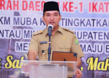 Plt Bupati Muba, Beni Hernedi saat berbicara pada Musda IKM Kabupaten Muba, di Gedung Ranggonang Sekayu, Senin (17/1/2022). (fornews.co/humas pemkab muba)