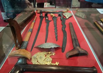 Benda-benda pusaka milik Perkumpulan Pusaka Palembang Sriwijaya, yang dipamerkan di Hotel Swarna Dwipa Palembang, Rabu (26/01/2022). (fornews.co/sidratul muntaha)