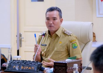 Plt Bupati Muba, Beni Hernedi, saat berbicara dengan KTNA Muba, di Ruang Rapat Serasan Sekate Gedung Pemkab Muba, Selasa (04/01/2022). (fornews.co/humas pemkab muba)