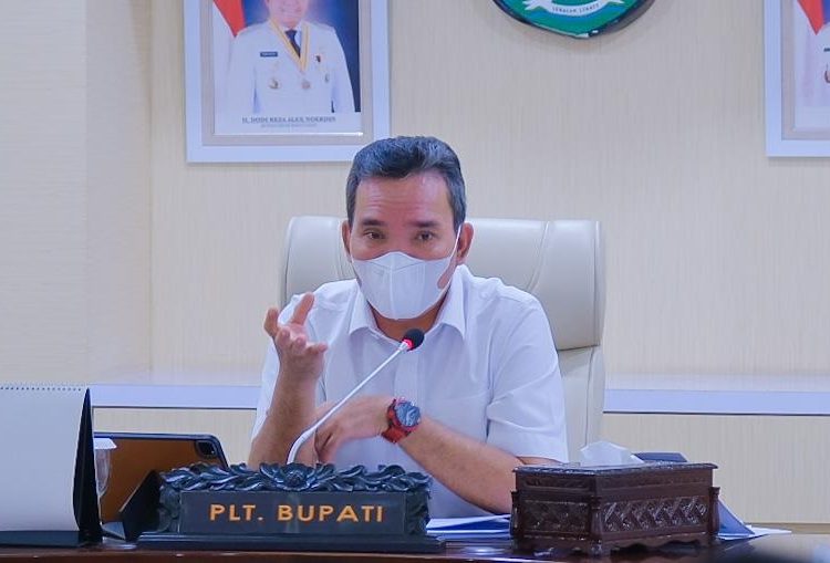 Plt Bupati Muba, Beni Hernedi, saat memimpin rapat TKPKD Kabupaten Muba, di Ruang Rapat Serasan Sekate, Rabu (19/01/2022). (fornews.co/humas pemkab muba)