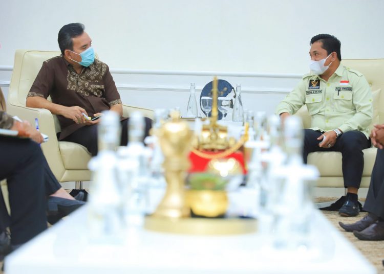 Plt Bupati Muba, Beni Hernedi saat menerima pengurus KPAID Muba, Jumat (21/01/2022). (fornews.co/humas pemkab muba)