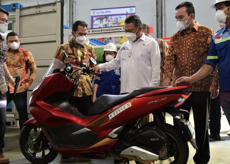 Menteri ESDM, Arifin Tasrif dan Plt Bupati Muba, Beni Hernedi menyaksikan demo pengisian Bensa ke kendaraan bermotor di PT Pura Group, Head Office Jawa Tengah, Selasa (25/1/2022). (fornews.co/humas pemkab muba)  