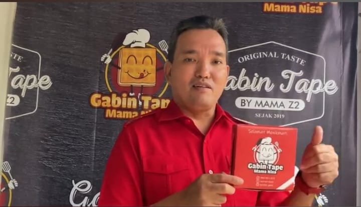 Plt Bupati Muba, Beni Hernedi menunjukkan kemasan usaha Gabin Tape milik warga Desa Pinang Banjar, Sungai Lilin, Senin (10/1/2022). (fornews.co/humas pemkab muba)