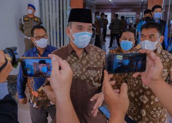 Plt Bupati Muba, Beni Hernedi, saat menjawab pertanyaan media, beberapa waktu lalu. (fornews.co/humas pemkab muba)