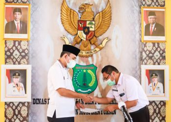 Plt Bupati Muba, Beni Hernedi, saat menyerahkan SK Pengangkatan Plt Kepala Disdukcapil Muba kepada Muhammad Salim, di Aula Kantor Disdukcapil, Rabu (12/1/2022). (fornews.co/humas pemkab muba)

 
