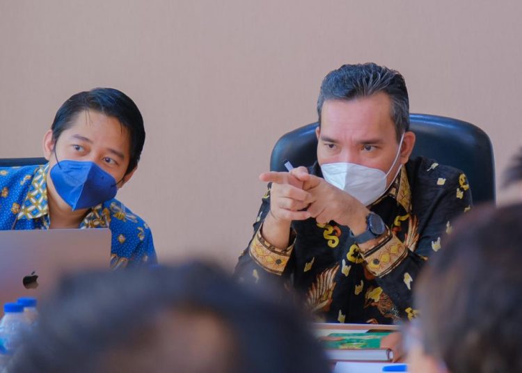 Plt Bupati Muba, Beni Hernedi saat berbicara dengan manajemen PT Bin Karya (Persero) di Jakarta Timur, Jumat (14/1/2022). (fornews.co/humas pemkab muba)