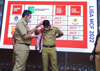 Plt Bupati Muba, Beni Hernedi saat memasangkan jaket kepada salah satu camat, usai rapat persiapan Liga MCF U-20 Tahun 2022 di Ruang Rapat Serasan Sekate, Senin (17/1/2022). (fornews.co/humas pemkab muba)