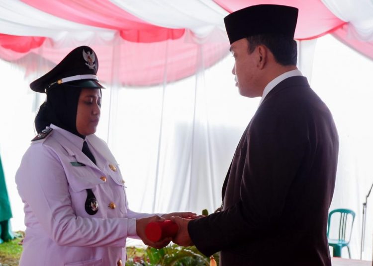 Plt Bupati Muba, Beni Hernedi saat menyerahkan SK pelantikan kepada Kades PAW Talang Mandung, Lilin Ardini, Selasa (18/1/2022). (fornews.co/humas pemkab muba)