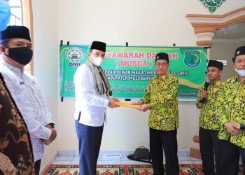 Plt Bupati Muba, Beni Hernedi, usai disepakati menjadi Ketua PD DMI Muba, hasil Musda PD DMI Muba di Masjid Yayasan Mifhatul Falah, Kelurahan Mangun Jaya, Kecamatan Babat Toman, Kamis (20/1/2022). (fornews.co/humas pemkab muba)