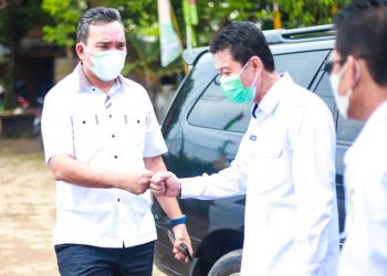 Plt Bupati Muba, Beni Hernedi bersama Kepala Dinas Ketahanan Pangan Muba, Ali Badri, sebelum rapat tentang program Sumsel Mandiri Pangan, Rabu (12/01/2022). (fornews.co/humas pemkab muba)