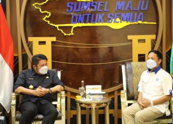 Gubernur Sumsel, Herman Deru saat menerima Wakil Ketua DPD II Hiswana Migas Sumbagsel, Alpis Pardin dan jajaran di Ruang Tamu Gubernur Sumsel, Kamis (13/1/2022). (fornews.co/humas pemprov sumsel)