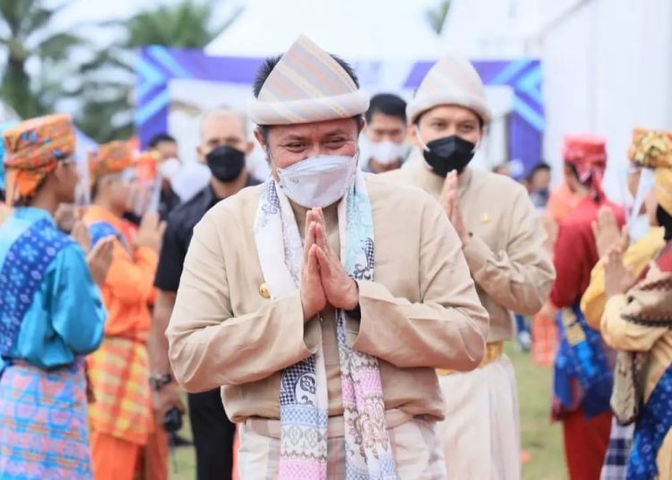 Gubernur Sumsel Herman Deru diiringi Bupati Ogan Ilir, Panca Wijaya Akbar, usai menghadiri Sidang Paripurna HUT Kabupaten Ogan Ilir, Jumat (7/1/2022). (fornews.co/humas pemprov sumsel)

 
