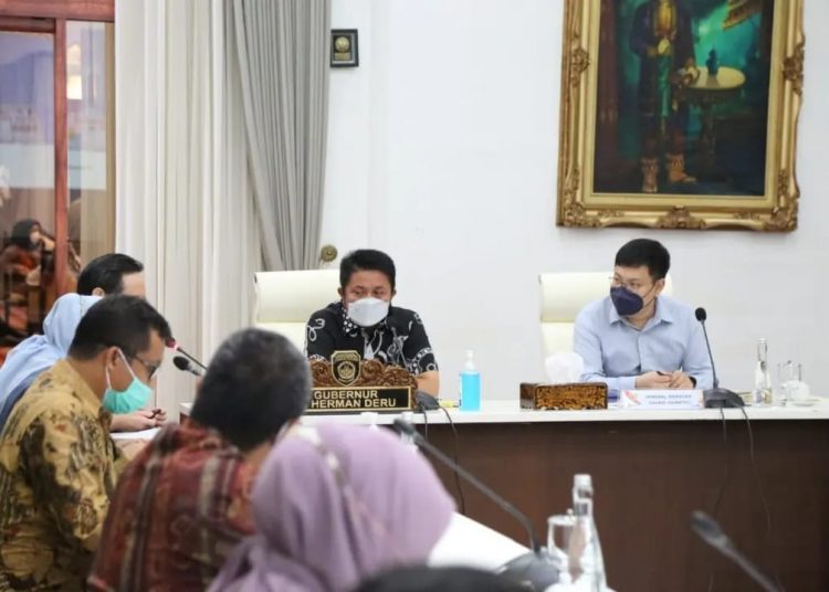 Gubernur Sumsel, Herman Deru saat menerima General Manager of Shanxi Internasional Economic dan Technical Co. Ltd Indonesia, Jason Hang di Griya Agung, Selasa (18/1/2022). (fornews.co/humas pemprov sumsel)